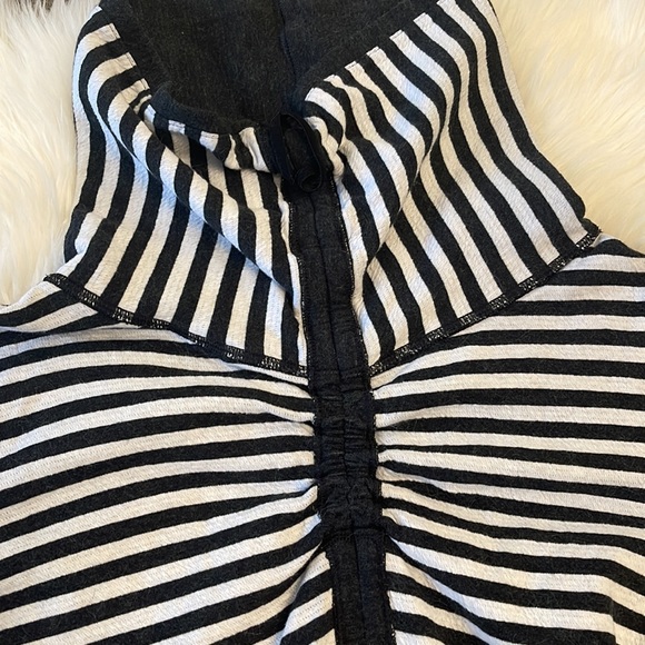 Size 6 lululemon sweater - Picture 2 of 4